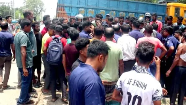 নওগাঁয় বাসের ধাক্কায় অটোরিকশার এক যাত্রী নিহত, সড়ক অবরোধ