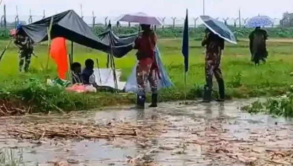 সীমান্তের শূন্যরেখায় আট দিন ধরে মানবেতর জীবন অনিশ্চয়তায় পাঁচ  যুবক