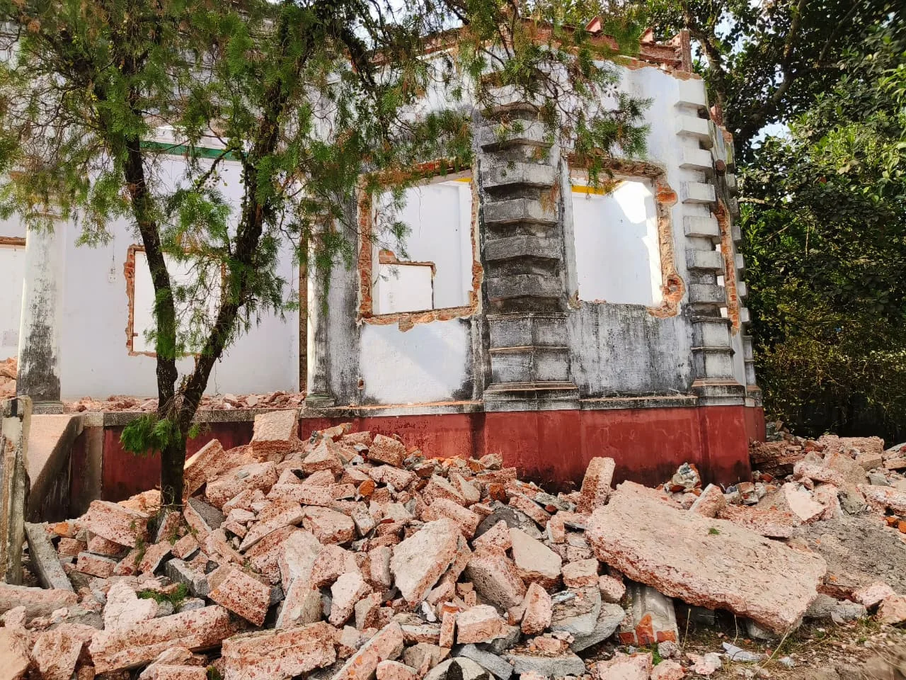 ঐতিহ্যবাহী মিনিস্টার বাড়ি এখন কেবলই ধংসাবশেষ