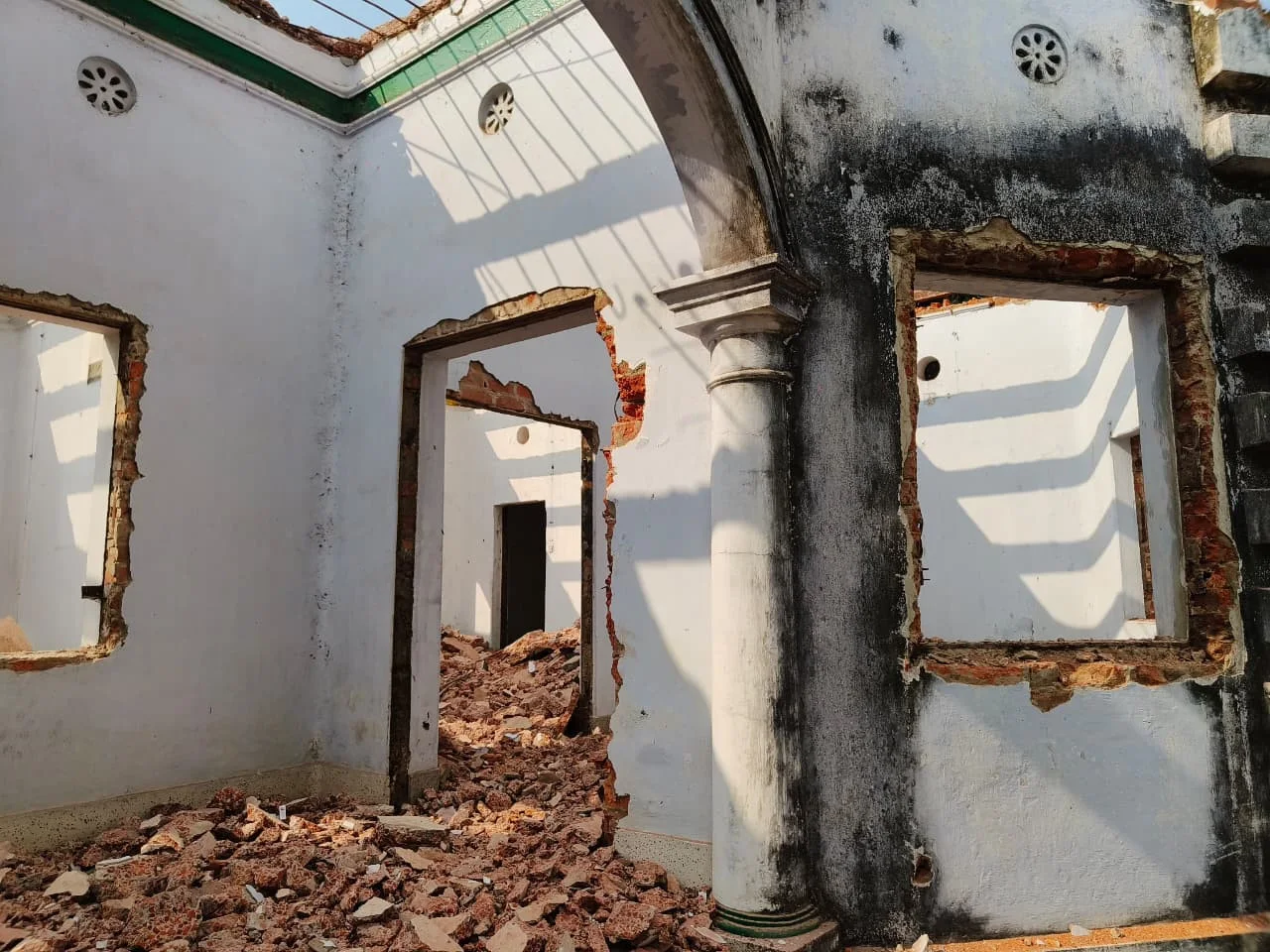 ঐতিহ্যবাহী মিনিস্টার বাড়ি এখন কেবলই ধংসাবশেষ